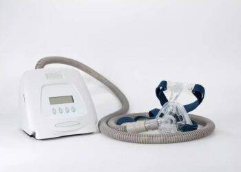 How does UV light clean the parts of a CPAP machine?