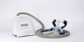How does UV light clean the parts of a CPAP machine?