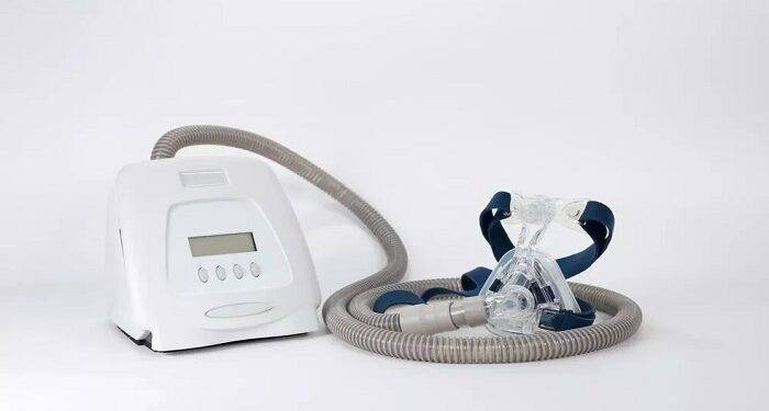 How does UV light clean the parts of a CPAP machine?